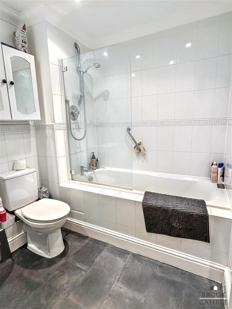 2 Bedroom Flat/Apartment. St. Annes Road in Eastbourne,  11